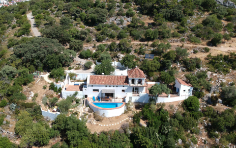 Excelente ubicación con vistas y a poca distancia del pueblo